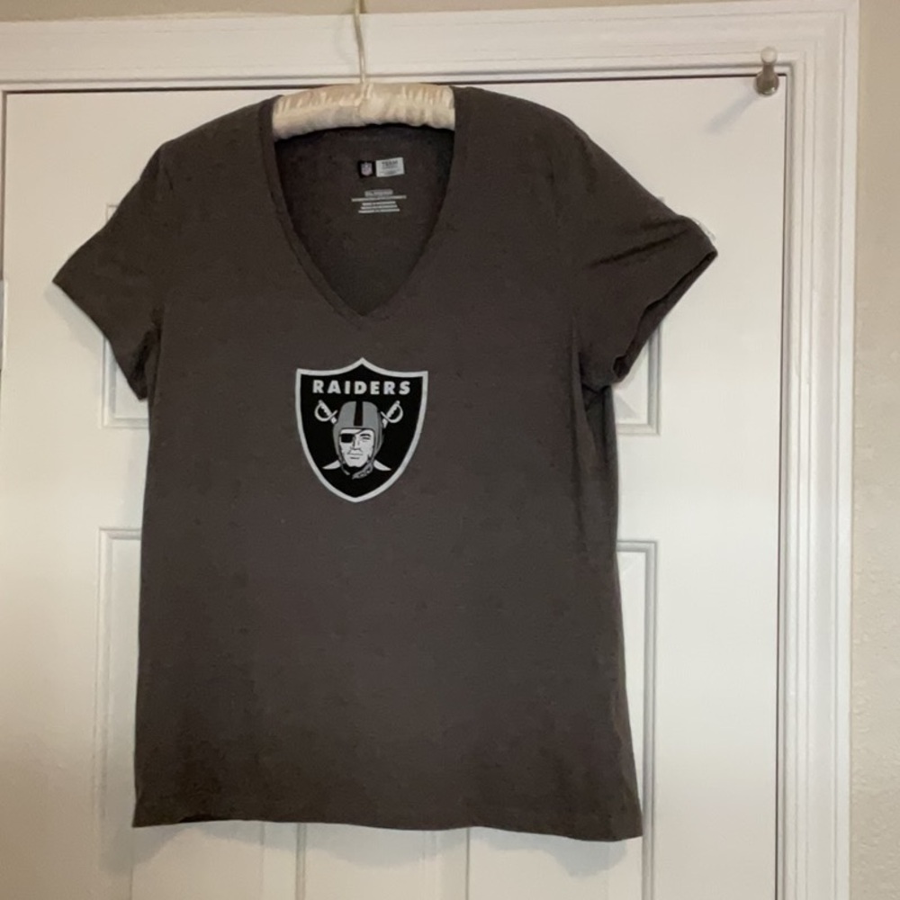 NFLTeam Apparel V neck gray short sleeve tee, size XXL perfect!  chest-40”,
